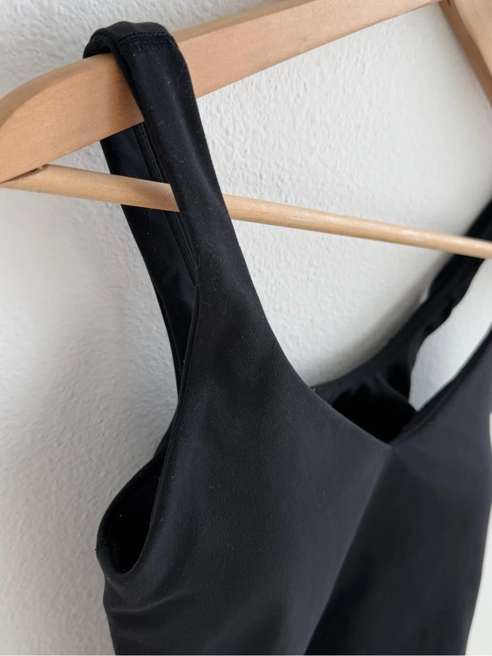Lululemon Black Cropped Tank Top Size 4 Scoop Neck Workout Yoga